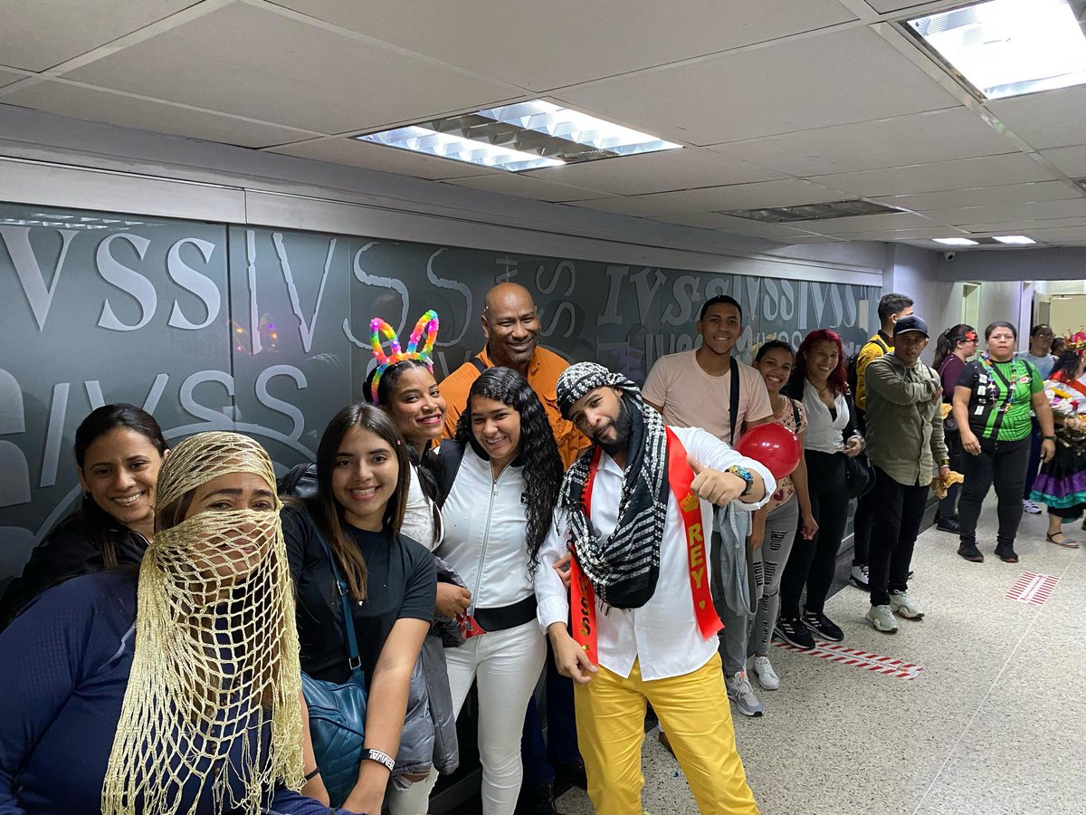 El pasado miércoles #7Feb, se realizó en la sede principal del IVSS la elección de la reina y el rey, un grato momento para el esparcimiento de nuestros trabajadores y trabajadoras👑🎊

<a href="/NicolasMaduro/">Nicolás Maduro</a> 
<a href="/MagaGutierrezV/">Magaly Gutiérrez Viña</a>