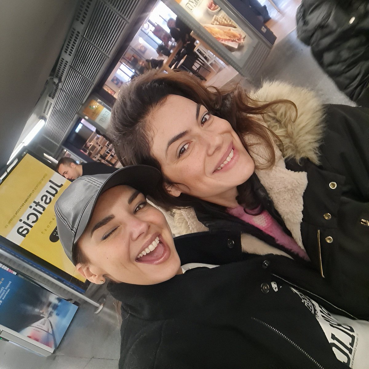 De esto que te estas tomando un café en la estación miras hacia tu izquierda ¿Y quien estaba por ahiiiiii?  Mi tutuuuuuu bella!!! Este encuentro así de sopetón nos da la mismísima vida!!! Loveu!!! <a href="/Chenoa/">Chenoa</a> 💞