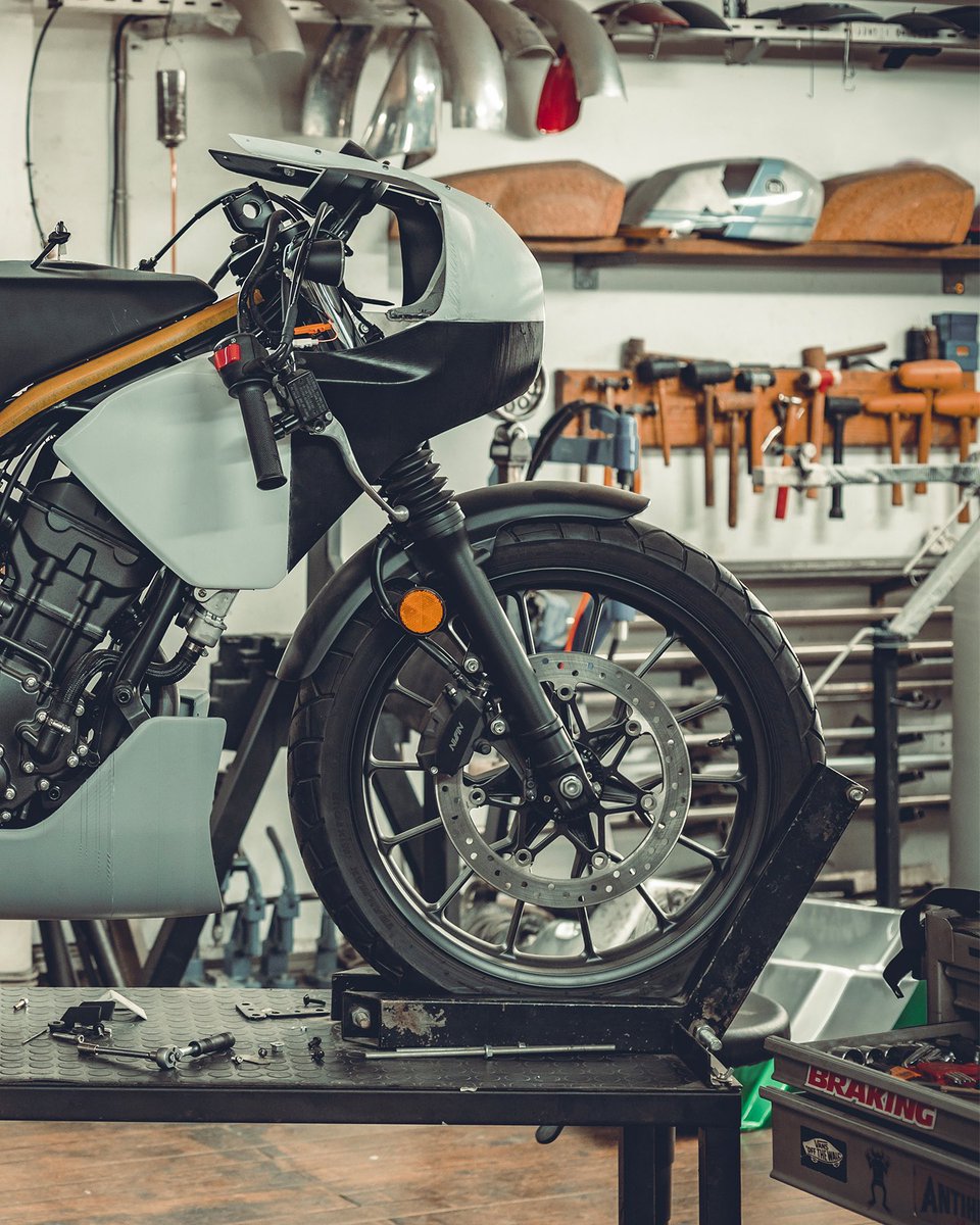 HondaMotorTR's tweet photo. Değişim sürecindeki CL250’nin detaylarına göz atın. Devamı için bizi takipte kalın. 😎
#CL250 #BunkerCustomCycles #HondaMotosiklet https://t.co/vIHoZNX929