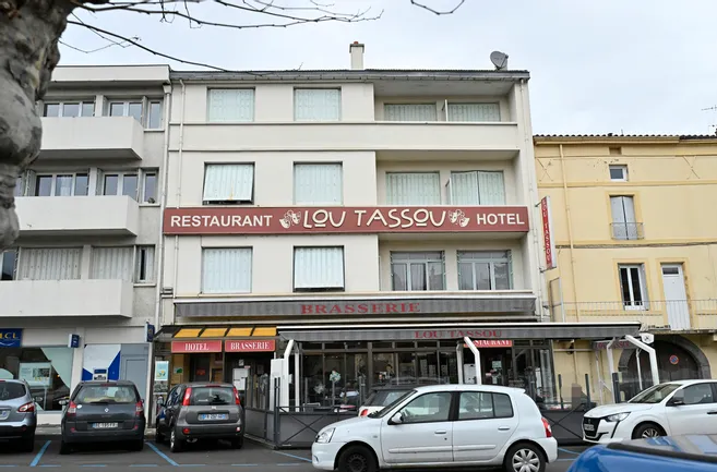 Malik_Kebour's tweet photo. L'onde de choc du suicide de Lily, 15 ans, dans un hôtel près de Clermont-Ferrand met un lumière les failles de la protection de l'enfance. Et surtout, le placement de jeunes en détresse dans des établissements sans réelle surveillance. ⬇ https://t.co/DhrZWnZGfr