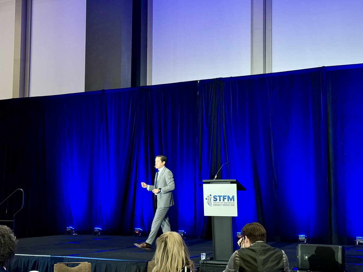 KentoSonoda's tweet photo. STFM MSE Day 2 kicked off from the hot topic talk by Dr. Liaw “The critical role of educators in shaping the future of AI in primary care.” @STFM_FM #MSE24 https://t.co/39iwEa36tc