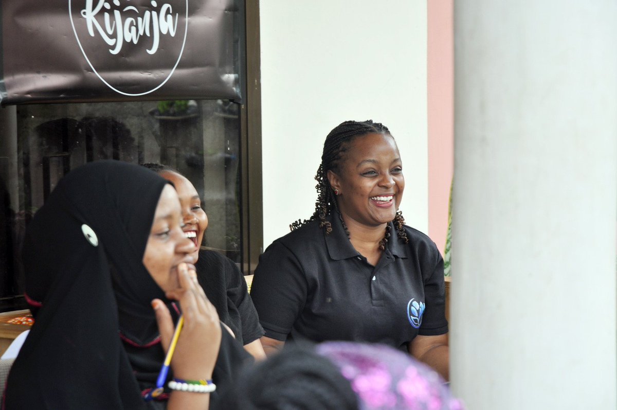 dagprojecttz's tweet photo. Young Women Healthy Talk, Arusha
Activities were;
1.  Stories Sharing Space for Healing
2.  Relations Waves &amp; Breakups Fears Therapy
3.  Mental Health Counseling https://t.co/bHsJTvG24Y