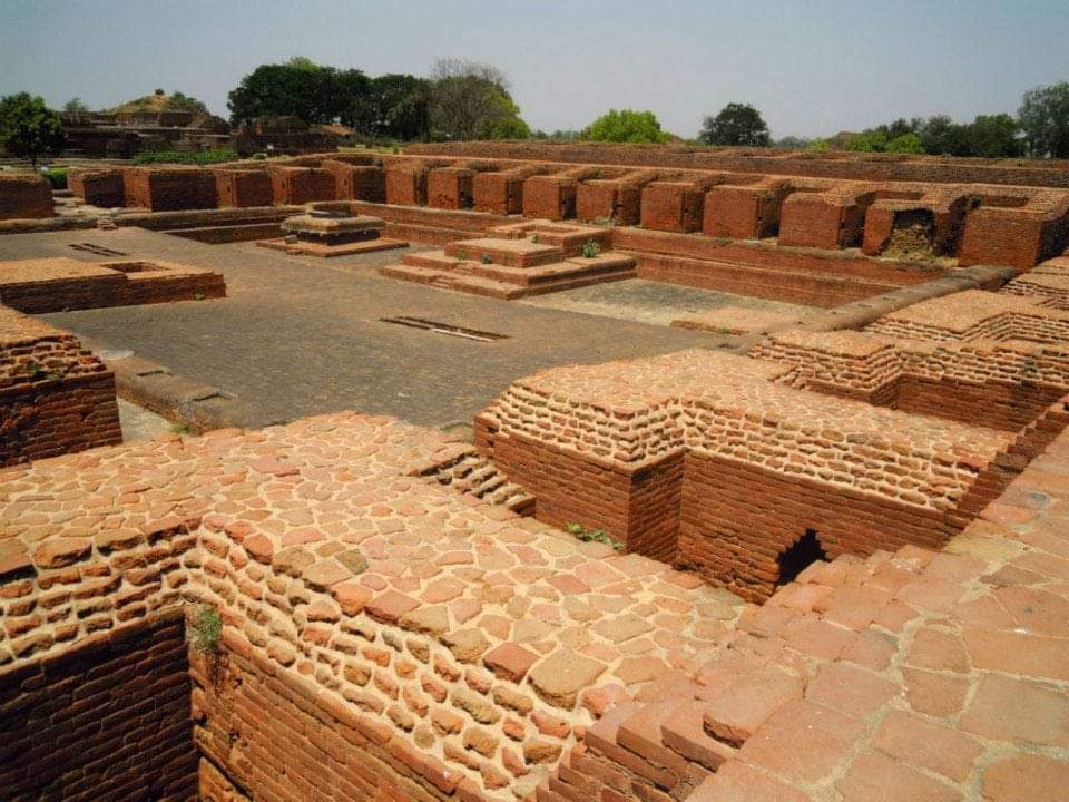 भारत का कोई भी प्रसिद्ध मंदिर खुदाई में धरती के नीचे नहीं मिला, जबकि भारत का कोई भी प्रसिद्ध बौद्ध विहार बगैर खुदाई धरती के ऊपर नहीं मिला।

बताइए, कौन - सा प्राचीन अवशेष है - धरती के ऊपर का या धरती के नीचे का?