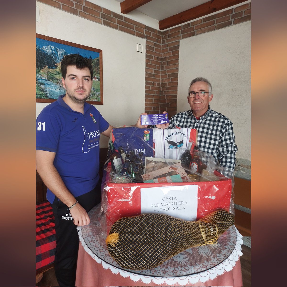 🎄🎁La cesta de Navidad del Club Deportivo Macotera correspondiente al Sorteo de la Lotería del Niño, tras no conocerse el primer premiado, posteriormente pasamos al segundo premio que coincide con las tres últimas cifras del sorteo "634".
Enhorabuena Ramiro por el premio!!! 🍾🍾