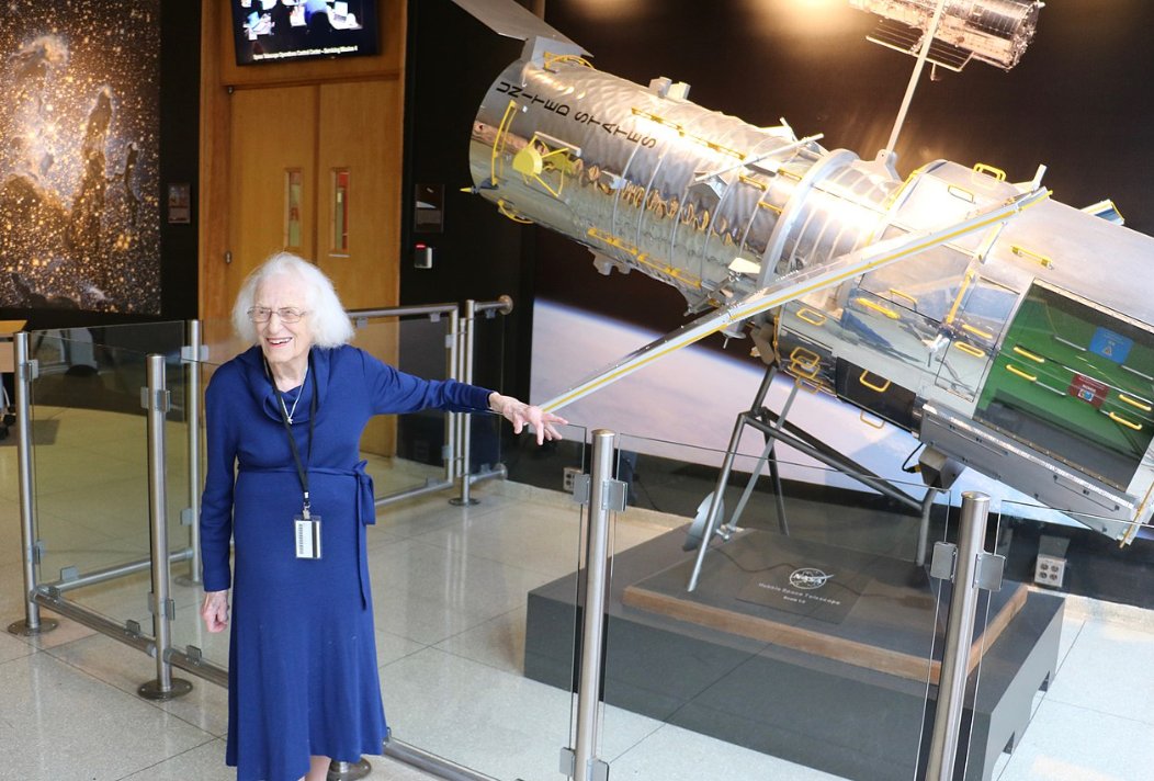CristinaSopena1's tweet photo. TAL DIA COMO HOY de 1959,Nancy Grace Roman, conocida como la madre del telescopio Huppe,se convirtió un la primera jefa d Astronomía de la Nasa y una de las primeras directoras de la agencia #DíaMujerYNiñaEnCiencia #divulgadoras #F1124 #NancyRoman #mujeryciencia #bucearbajotierra https://t.co/aigqeCNRb2