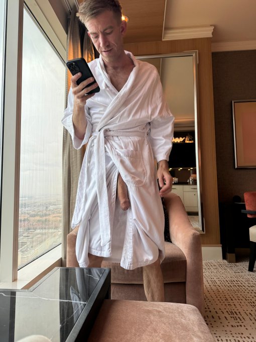 This bathrobe isn't much use hiding modest either... https://t.co/eUg91wayTI<a href="/tag/swingforthefences"class="tags"><span>#swingforthefences</span></a>