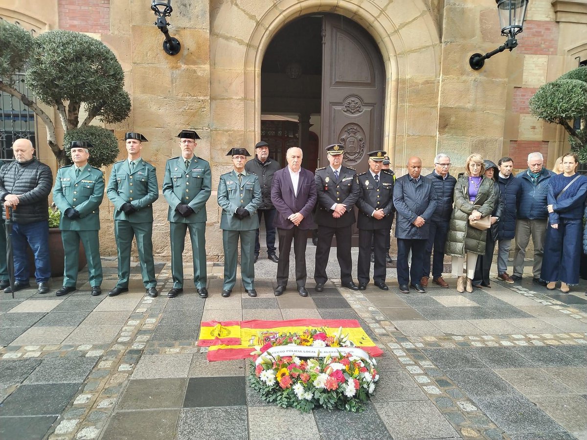 aytoalgeciras's tweet photo. Minuto de silencio en la puerta del Consistorio,  por el triste fallecimiento de dos Guardia Civiles uno de ellos destinados en Algeciras. 

Finalmente, Landaluce  ha mandado un mensaje de apoyo a la labor y reconocimiento de la Guardia Civil. https://t.co/4rAH07wNaN