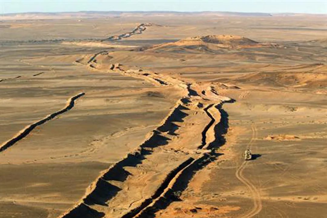 @al_hassani2 T’es le mauritanien 🇲🇷 le plus c*n sur terre Le Sahara occidental 🇲🇦 c’est Des REGS, càd un desert rocailleux, il y a pas de larges dunes sur des centaines de km comme sur ta video Elle a été prise en Algerie 🇩🇿 ou en Mauritanie 🇲🇷 mais pas dans le Sahara marocain 😮‍💨