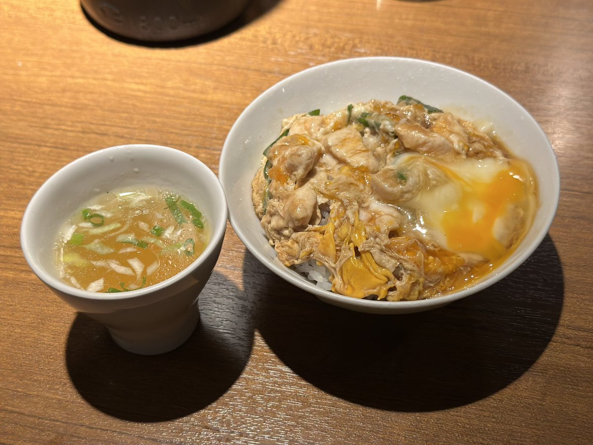 otsuka_color's tweet photo. 焼き鳥。炭火焼きの野菜。締めの親子丼。
全部美味しかった😋

いつも通ると満席の #クロウタドリ さん
やっと行けました！

親子丼は必須です。☺️

#大塚 #豊島区 #焼き鳥 #親子丼 https://t.co/BtJXy9kHDs