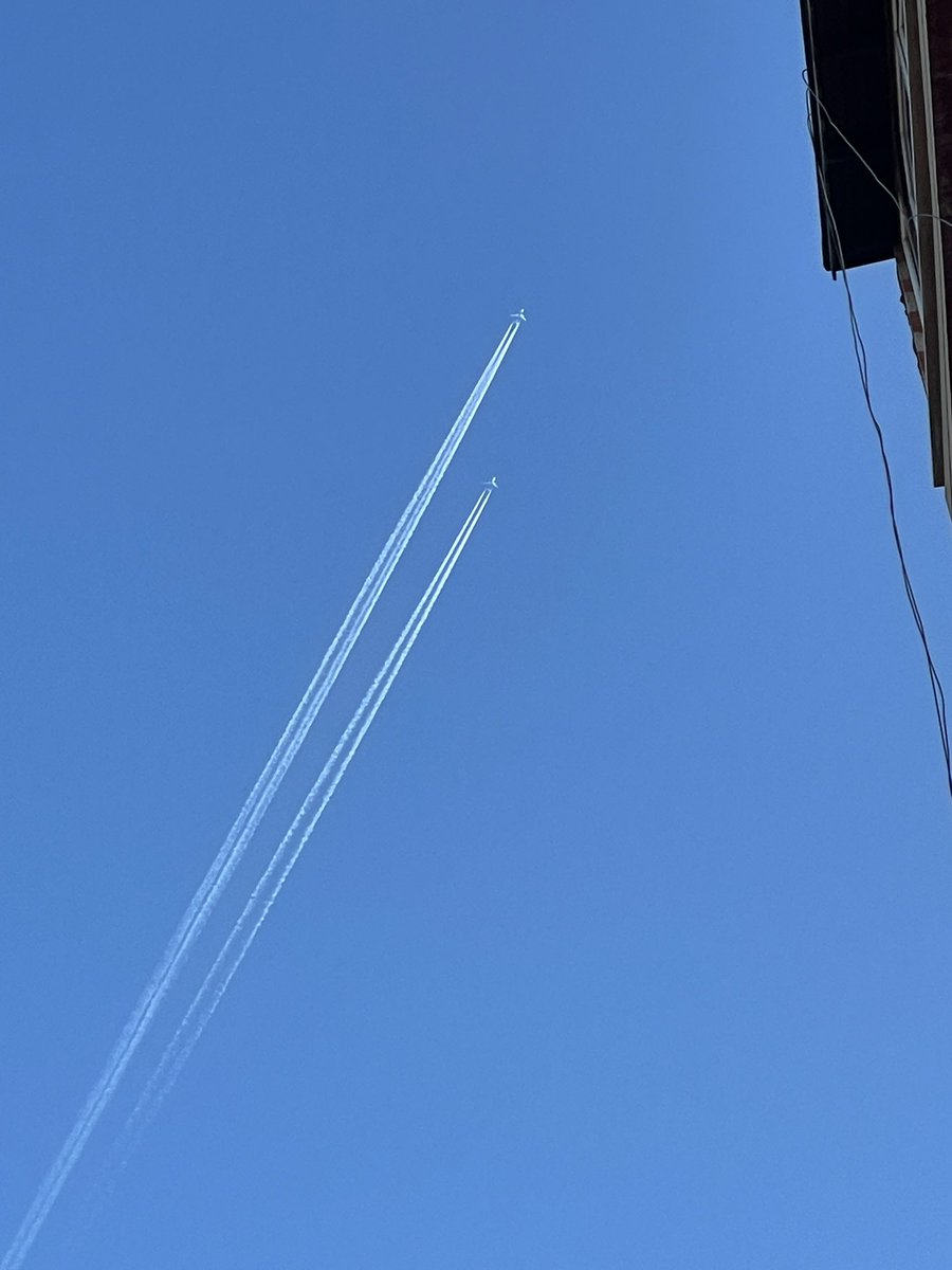 Ordu ünye semalarında 17:05 de çektim bu fotoyu…
Kanımca meteoroloji uçağı..,
1 tane yetmiyor galiba hava tahmini için…
Tahminleride tutsa bari… #meteroloji