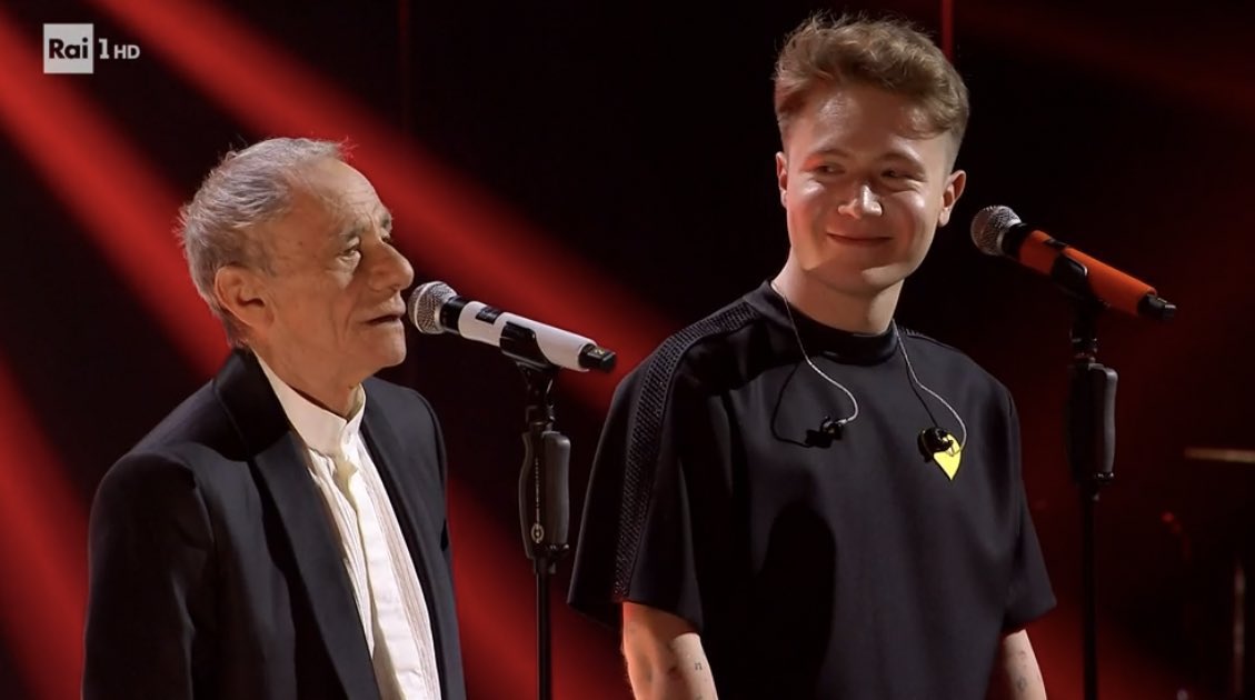 "Manca solo un verso a quella poesia, puoi finirla tu."
Essere grandi maestri, fare un passo indietro per lasciare spazio alla voce e al talento dei giovani. 
Cerco di farlo ogni giorno con i miei alunni, spero al meglio. 
Ieri mi sono commossa. 
Grazie professore ❤️
#Sanremo24