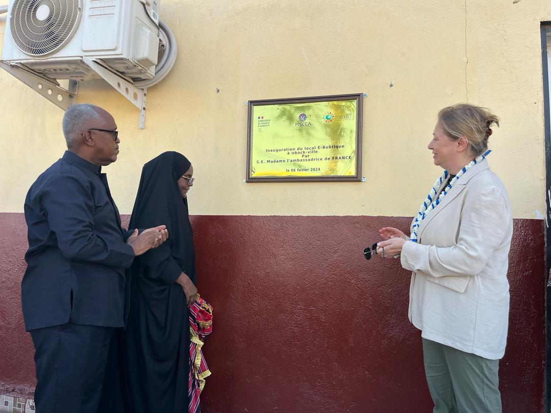Makhahill's tweet photo. Inauguration de deux locaux de l'association OUBOUKY par l'ambassadrice de France dans le cadre du projet PISCCA financé par l'ambassade de France à Obock. https://t.co/0LBVcUE0D9