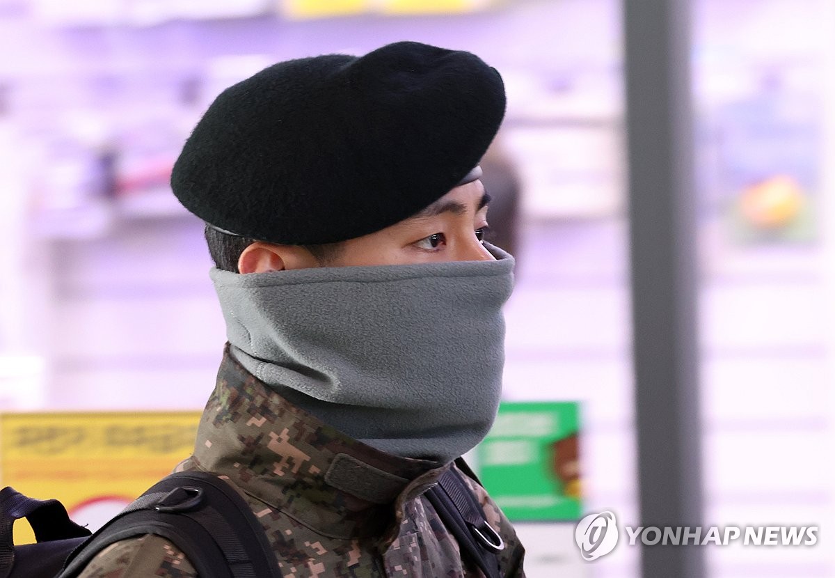 JK95_97TH's tweet photo. BTS' Kim Taehyung spotted at Chuncheon Station to join the 2nd Military Police Corps. https://t.co/eR1Z6HXqA8