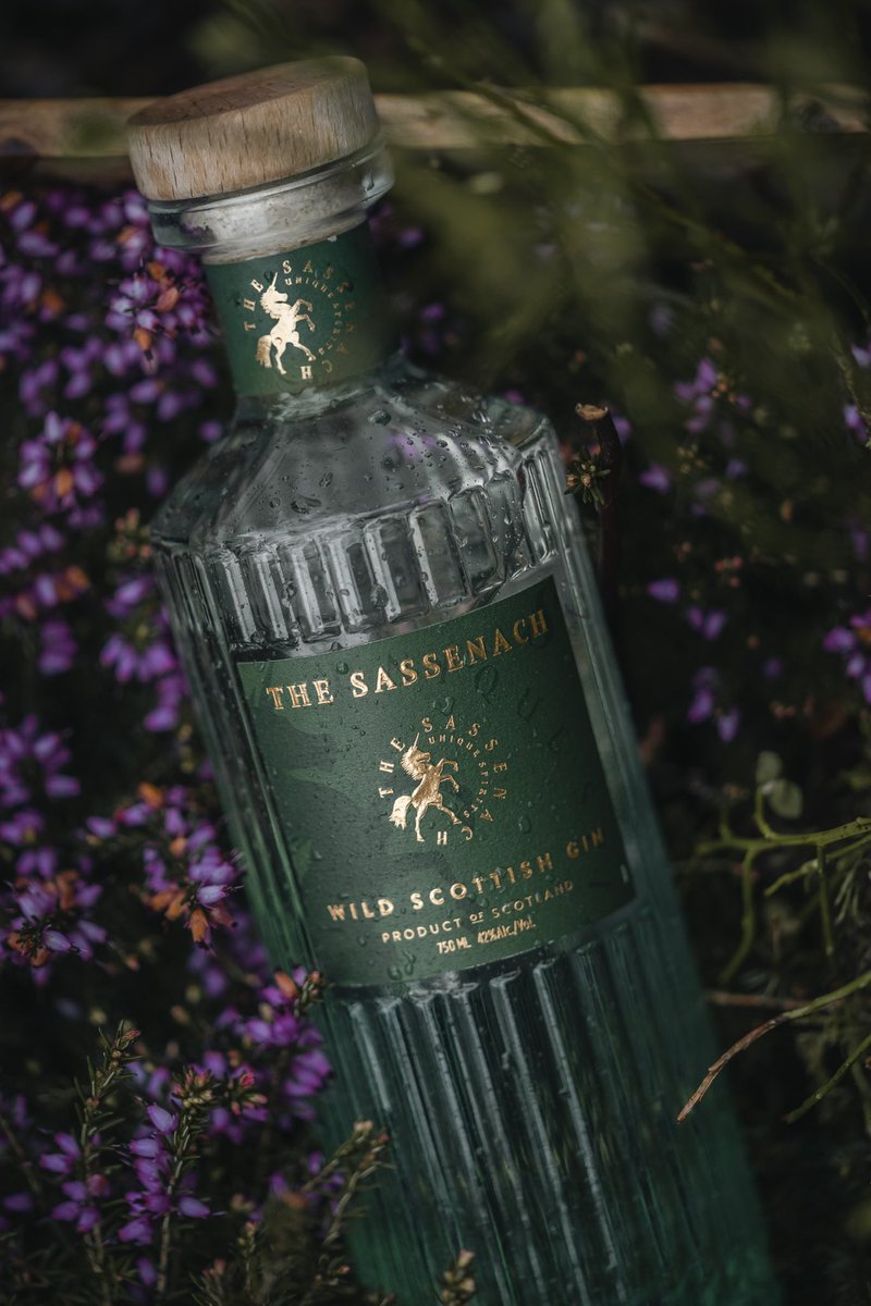 The flowers to give on this #ValentinesDay grow in the Scottish wild! . . . . #Sassenach #Gin #SamHeughan