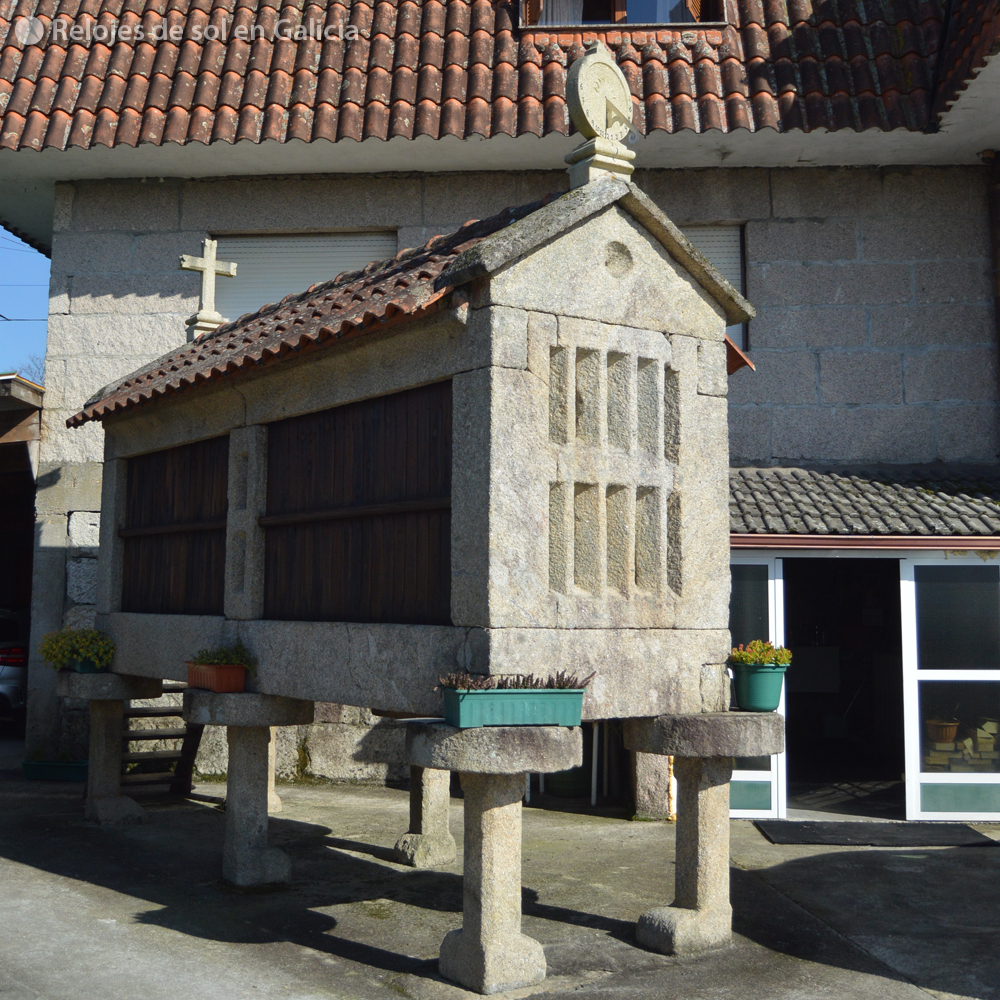 relojesdesolgal's tweet photo. #Relojdesol en un #hórreo del municipio de #Redondela (#Pontevedra)
⚒️Pelayo Alfaya Pérez
#Reloxodesol nun #canastro no #concellodeRedondela (#PO)
#gnomon #rellotgedesol #relógiodesol #sundial #sonnenuhr #cadransolaire #日時計 #granary #ventosela #comarcadevigo #galiciarural https://t.co/Requ4LvVRz