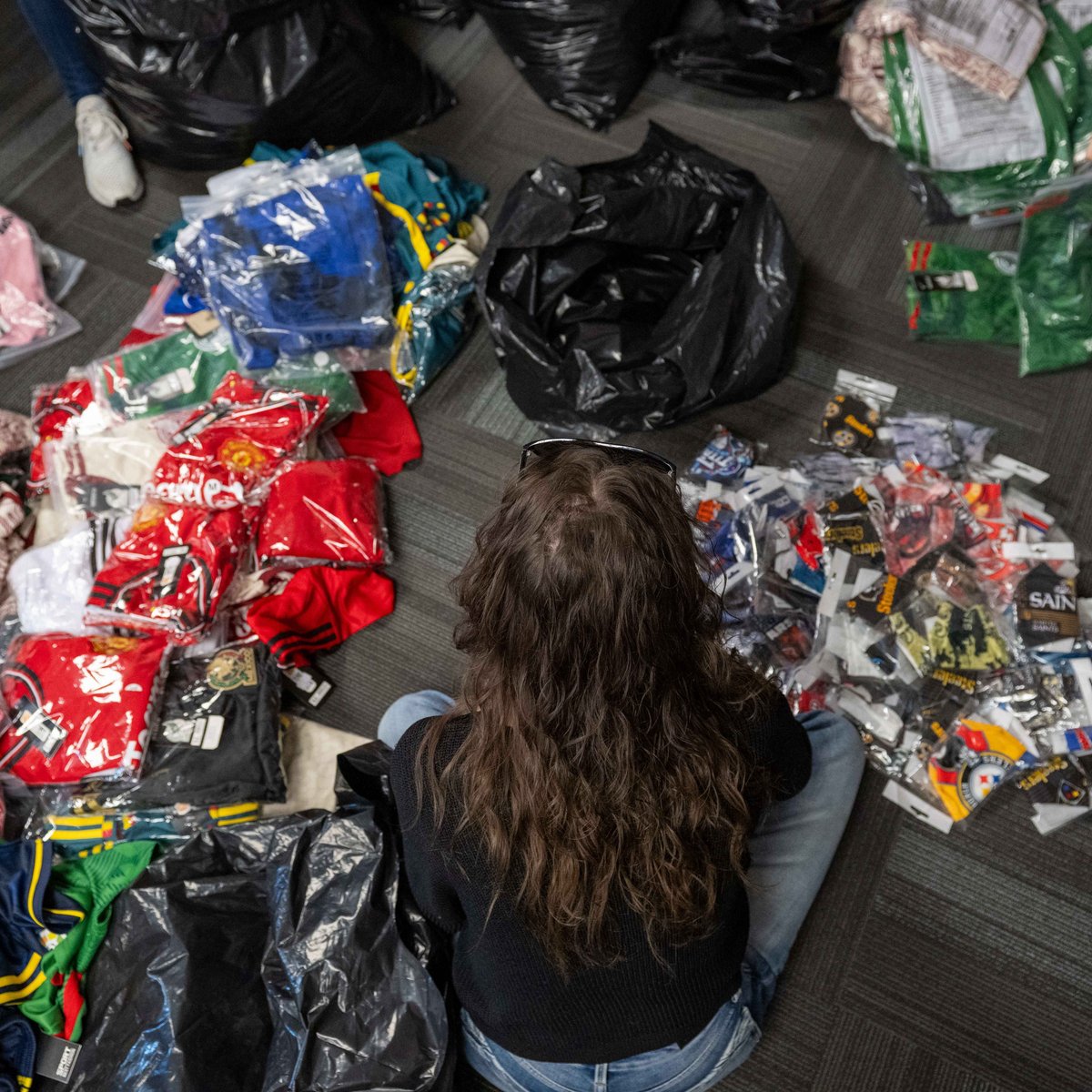 HSI_HQ's tweet photo. #ICYMI @IPRCenter & @NFL #yesterday in #Vegas announced #HSI and @CBP seized about 94K #counterfeit sports-related items in the past year worth about $28.1M as part of their #OpTeamPlayer partnership: https://t.co/Ohyehu0RU5
📷 #HSI Executive Associate Director Katrina Berger🧵 https://t.co/MZY67ZW2mP