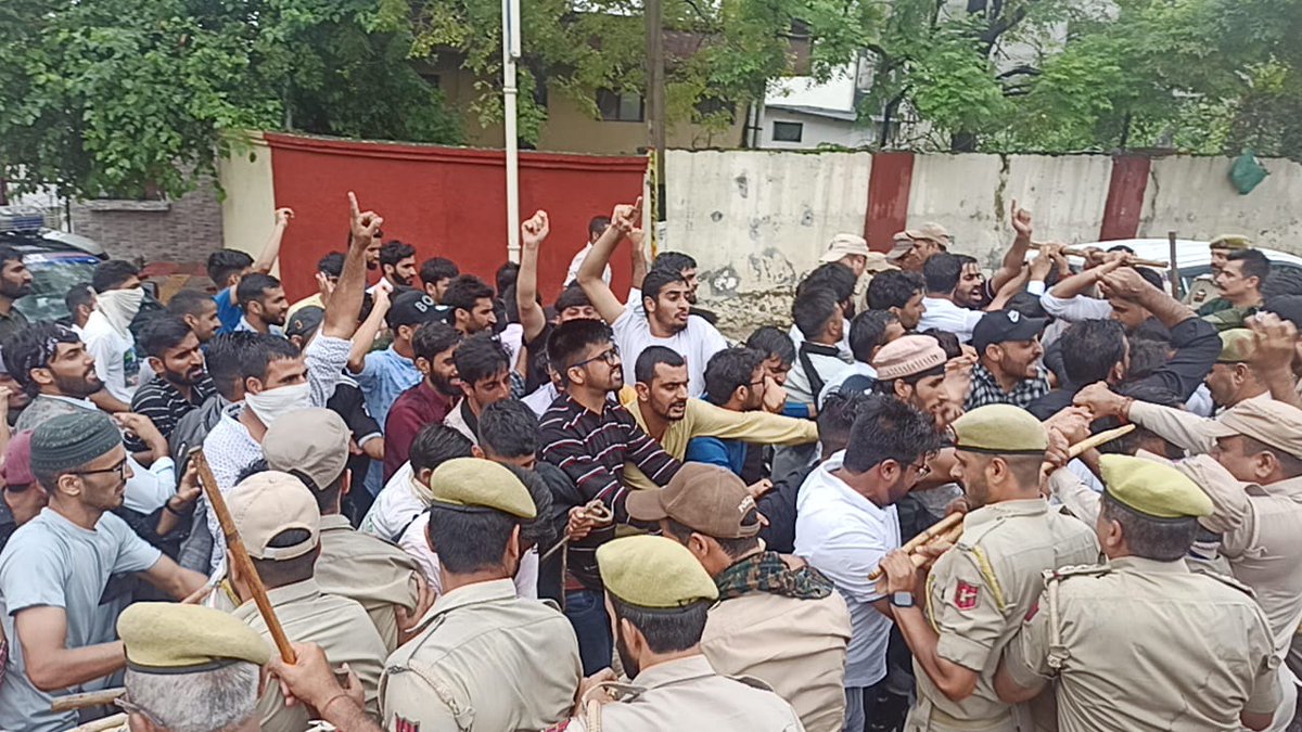 NomadicSafeer's tweet photo. Not ST Status to upper castes.Gurjjar Bakerwals are protecting the soverginity of India in the foreward areas of LOC in J&K. Its sheer injustice with them by including the elite classes of J&K in ST
#NoSTStatusToEliteClassesInJK
@PMOIndia @narendramodi
@HMOIndia @TribalArmy https://t.co/UB68K6OeMm