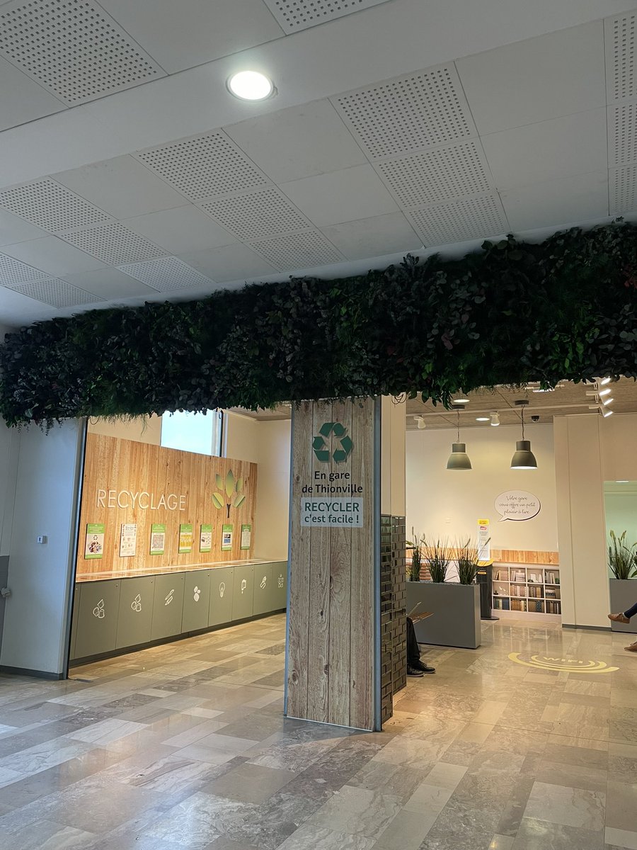 TiffSanfilippo's tweet photo. Mur végétal, zone de recyclage en toute transparence, borne à histoires…Cette salle d’attente « zen » se trouve en gare de #Thionville sur le @Sillon_Lorrain, elle n’attend que vous! 😃 Elle a été pensée et mise en oeuvre par un de nos collaborateurs de @ConnectGares 👏🏻 Ioann 😊 https://t.co/XXYZVVMW2W