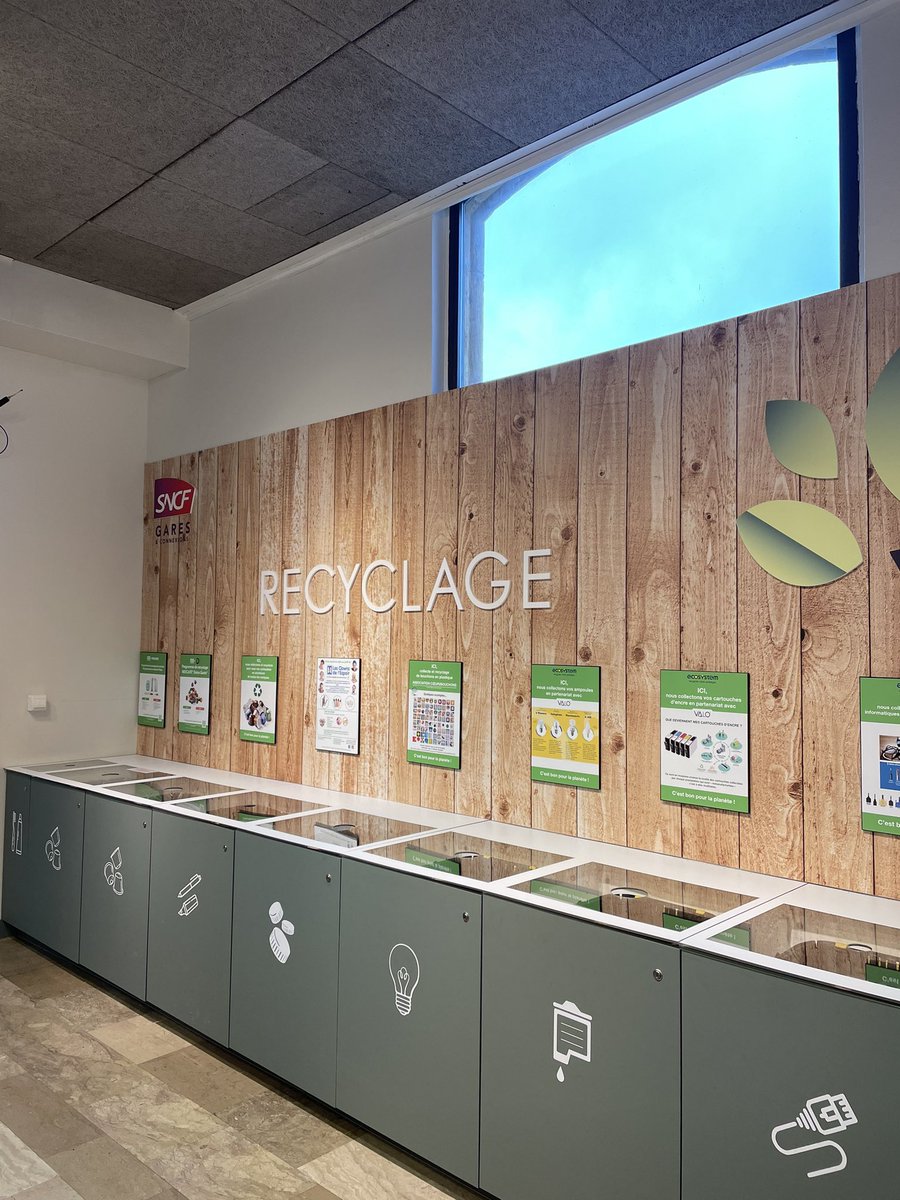 TiffSanfilippo's tweet photo. Mur végétal, zone de recyclage en toute transparence, borne à histoires…Cette salle d’attente « zen » se trouve en gare de #Thionville sur le @Sillon_Lorrain, elle n’attend que vous! 😃 Elle a été pensée et mise en oeuvre par un de nos collaborateurs de @ConnectGares 👏🏻 Ioann 😊 https://t.co/XXYZVVMW2W