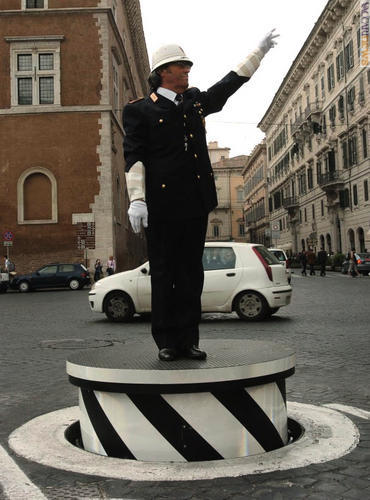 dariosci1's tweet photo. Dal blocco di travertino alla pedana tecnologica, io che c'ho un'età ricordo anche la prima versione che spesso veniva investita nel corso delle notti brave e la mattina trovavi resti di paraurti, vetri e altri ammenicoli
Cose romane
#Roma #Pizzardoni https://t.co/RpG8Qb5mF1