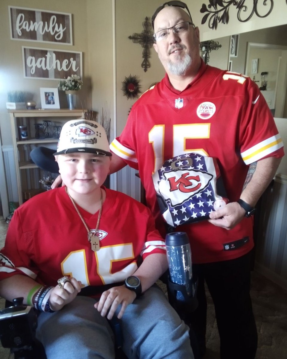 QuantumRehab's tweet image. Zyler wants to know where all of the Chiefs fans are at! 🏈 

Take a peek at his fresh Quantum Rehab chair decked out to represent one of his favorite teams.

Tell us your favorite team in the comments. 👇 

#QuantumRehab #LifeatiLevel #KSChiefs #Chiefs #Football
