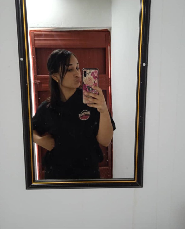 ussereli's tweet photo. De Epidemiologa a dependienta, en fin Que linda es Cuba 🇨🇺🤡 https://t.co/NevWpMSvKR