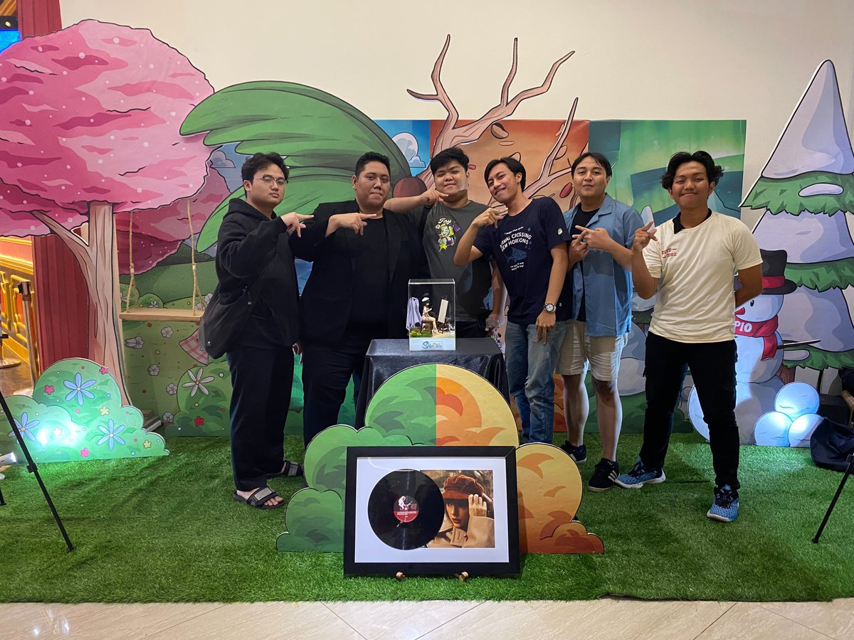 vincentwusilii's tweet photo. Walaupun tidak verif, tapi tetap menyempatkan hadir ke projectnya @Symfiony . Thankyou juga @mzchrisss Foto barengnya🤣
#FionyNoShiawase
#KKRF https://t.co/Zj13blMz8V
