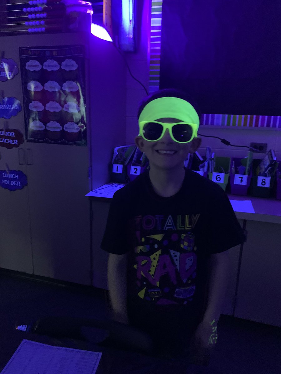 The 100th day of school sure is glowing with this student smile in @MissGilhooly’s class!😄💚💛🔦#BeEvergreen