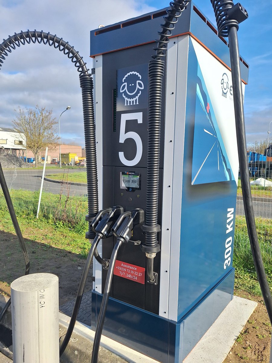 Les bornes de recharge ultra-rapides 300KW que nous avons installées sur le site de l’entreprise EKLEO (anciennement Transports MOISY) sont en services.
Ce projet a été le premier dossier Poids-Lourds retenu par le Programme Advenir. ⚡🌱