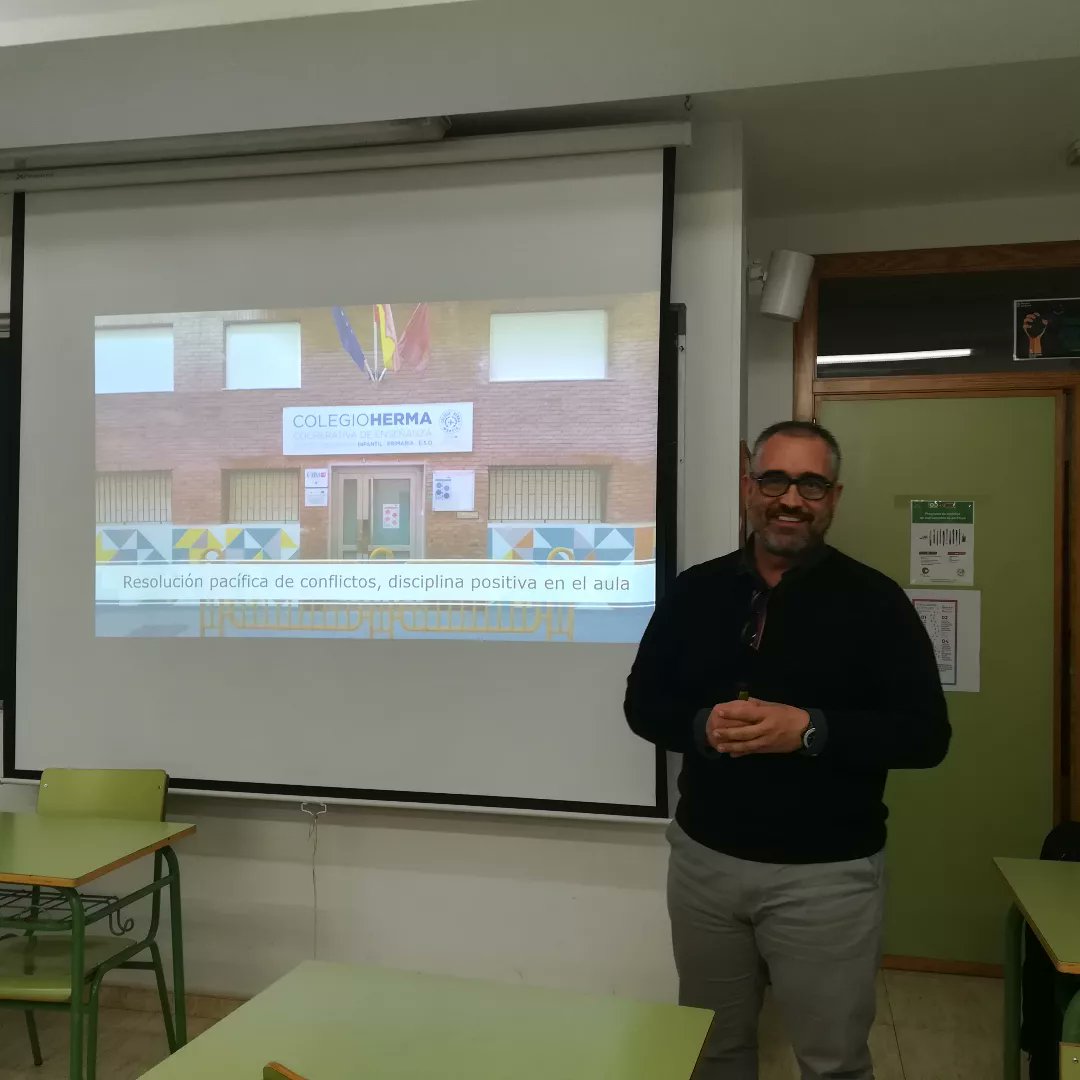 ColegioHerma's tweet photo. ✔️Dentro del programa "Educación Responsable" nuestro claustro se forma con en resolución pacífica de conflictos y disciplina positiva en el aula de la mano del maravilloso @raulgallegor

#educardesdelaemocion #emociones  #educacionresponsable #emocionate #Murcia #ColegioHerma https://t.co/kjcZmpOOYI