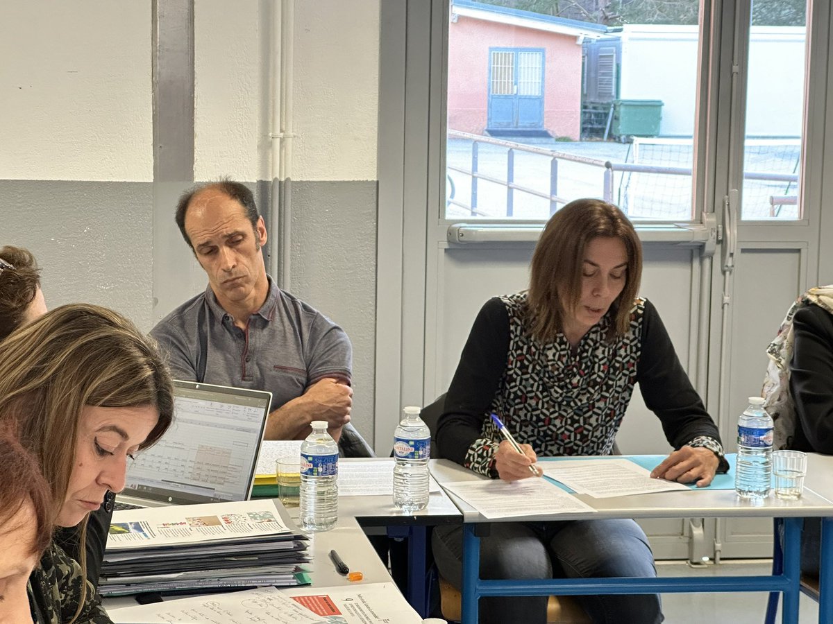 NatachaChicot's tweet photo. #valleedelaroya Une matinée consacrée à l’examen des projets #NEFE des équipes du @College_Tende et des écoles du réseau. C’est toute la vallée de la Roya qui s’associe pour offrir aux élèves des parcours de formation ambitieux et porteurs d’avenir. Ne rien s’interdire ! 👏 https://t.co/LXnwxTj4K7