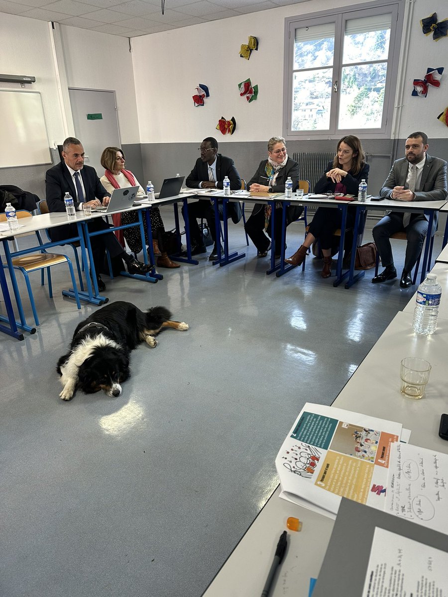 NatachaChicot's tweet photo. #valleedelaroya Une matinée consacrée à l’examen des projets #NEFE des équipes du @College_Tende et des écoles du réseau. C’est toute la vallée de la Roya qui s’associe pour offrir aux élèves des parcours de formation ambitieux et porteurs d’avenir. Ne rien s’interdire ! 👏 https://t.co/LXnwxTj4K7