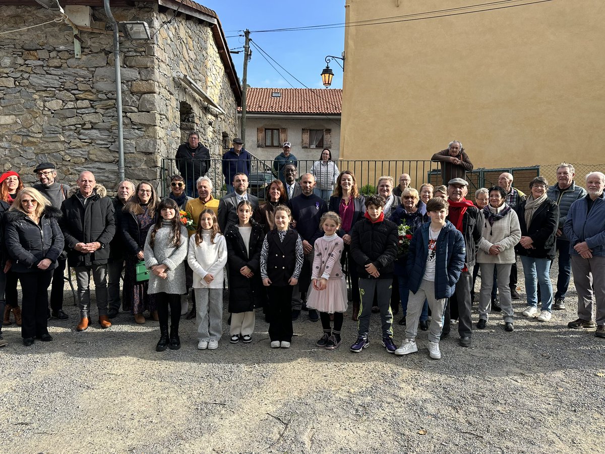 Quel plaisir d’élever au rang de chevalier de l’ordre des palmes académiques Sébastien Billet, professeur des écoles à Breil sur Roya. Après la terrible tempête Alex, il assura l’instruction des 11 enfants du hameau Libre, coupés du monde pendant des mois. Merci !