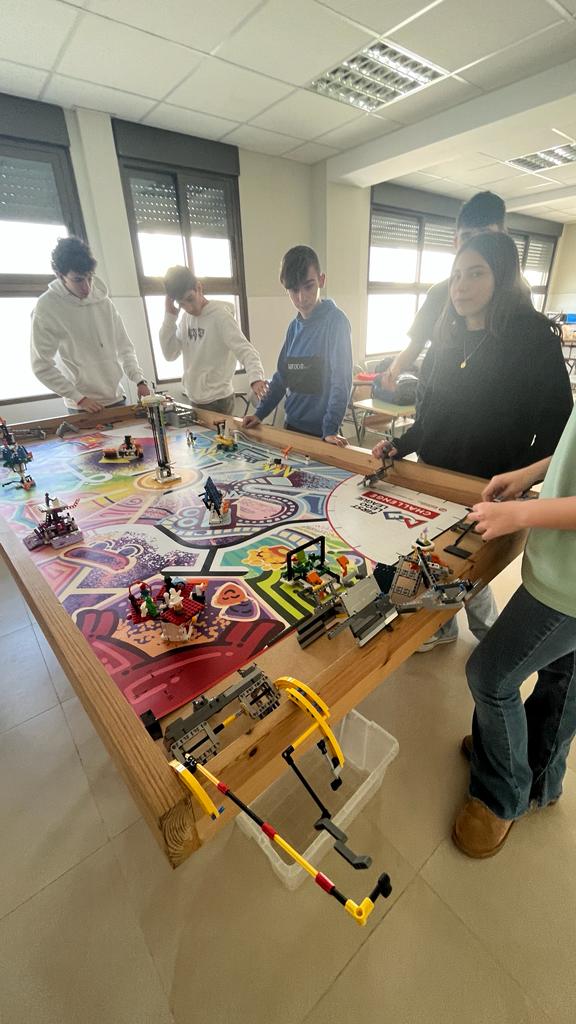 Ya solo quedan dos días para el campeonato. Hoy foto de casi todo el equipo y penúltimos ensayos y entrenamientos <a href="/FLL_Spain/">FIRST LEGO League SPAIN</a> @FLLAlicante #morethanrobots #soydelapurisimatorrent