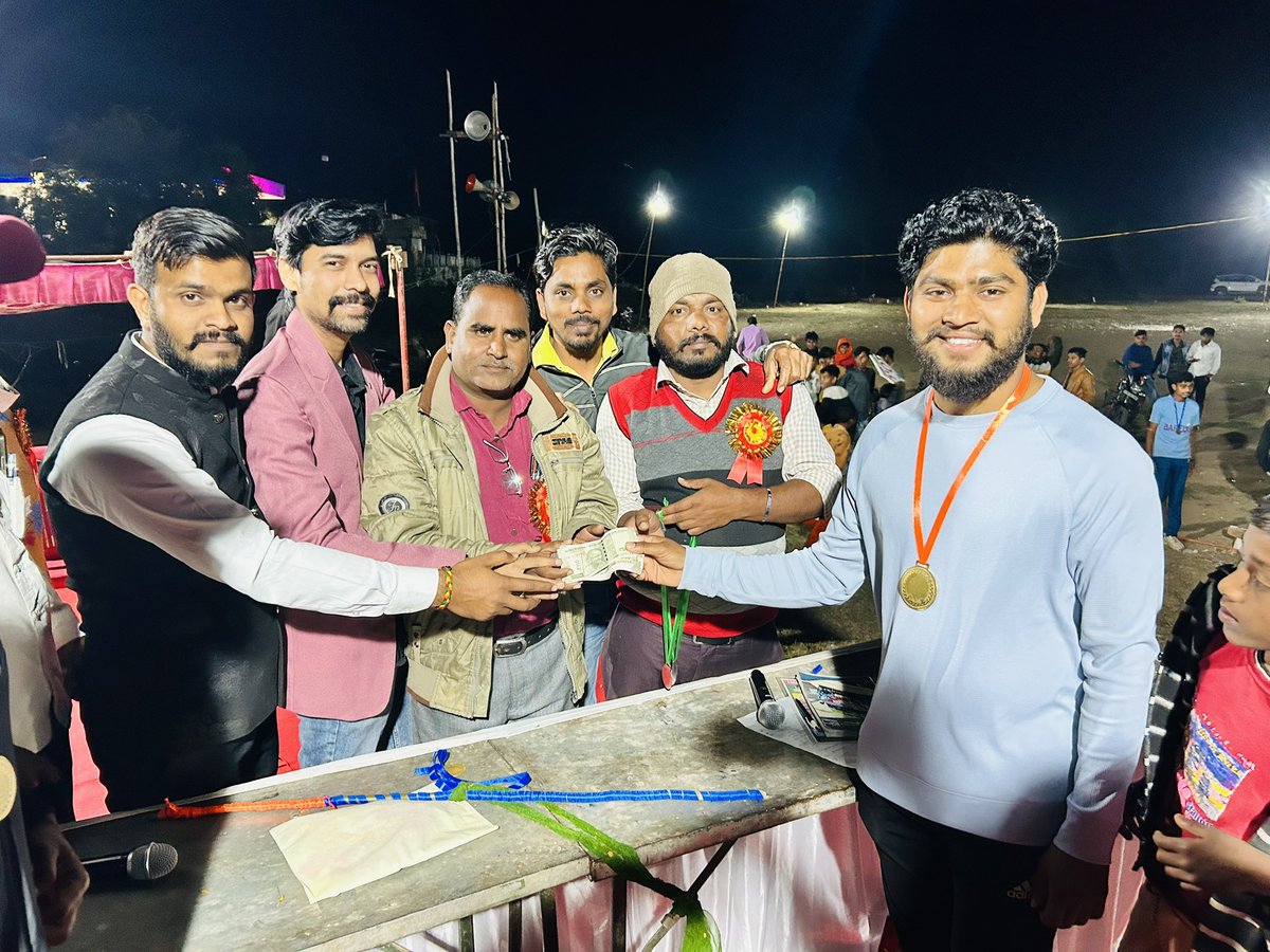 AyushSinghTha12's tweet photo. बरेला में आयोजित रात्रिकालीन क्रिकेट प्रतियोगिता के फाइनल मैच में….@🏏🏏🏏 #cricket #final #match #bjp #takhatpur #tkp #तखतपुर #बरेला #barela https://t.co/c8Vin1XZOS
