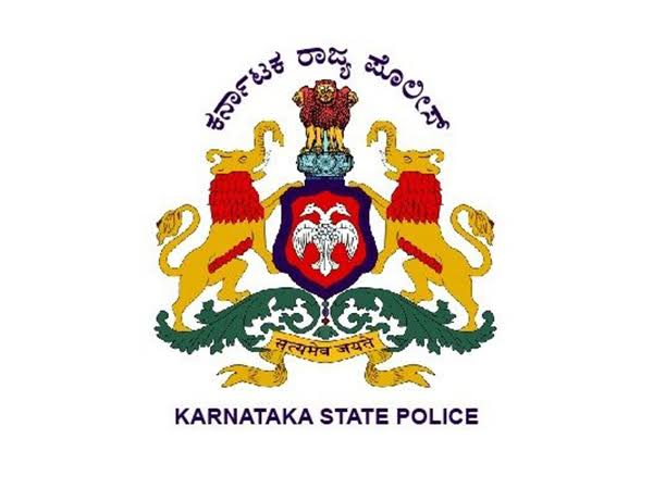 AKSSAofficial's tweet photo. ಇಂದಿನ @CMofKarnataka ಅವರ ಜನಸ್ಪಂದನ ಕಾರ್ಯಕ್ರಮದಲ್ಲಿ ಅಖಿಲ ಕರ್ನಾಟಕ ರಾಜ್ಯ ವಿದ್ಯಾರ್ಥಿ ಸಂಘಟನೆಯ ವಿದ್ಯಾರ್ಥಿಗಳು ತಮ್ಮ ಸಮಸ್ಯೆಯನ್ನ  ದಾಖಲಿಸಲು ಬಂದಿದ್ದರು @KarnatakaCops  ವಿದ್ಯಾರ್ಥಿಗಳಿಗೆ ತಮ್ಮ ಸಮಸ್ಯೆಗಳನ್ನು ಹೇಳಿಕೊಳ್ಳಲು ಸಂಪೂರ್ಣವಾಗಿ    ಸಹಕರಿಸಿದ್ದಾರೆ AKSSA ವತಿಯಿಂದ  ಮಾನ್ಯರಾಜ್ಯ ಪೊಲೀಸ್ ಇಲಾಖೆಗೆ ಧನ್ಯವಾದಗಳು https://t.co/mnP6U6eTDi