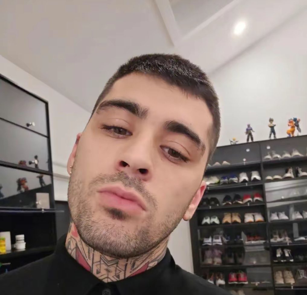 Dfeliperomero's tweet photo. Aunque me quieran meter ideas malas a la cabeza de él (Zayn Malik) no lo van a lograr, porqué yo lo conozco mejor que todos ustedes, se que es un hombre bueno y claro que no es perfecto ¿pero quien lo es? Sé que tiene intenciones de mejor y ya lo ha hecho. https://t.co/iJVf2A97sJ