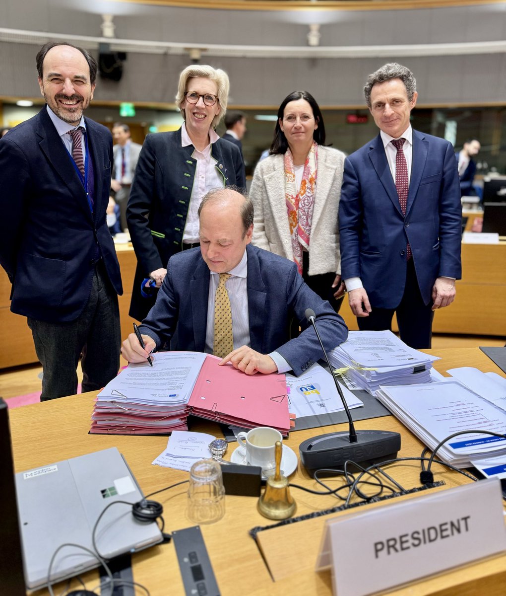 After reviewing the 10 texts of the Asylum and Migration Pact, the EU Ambassadors decided to send the final compromise to the European Parliament in order to move towards the final approval ✅