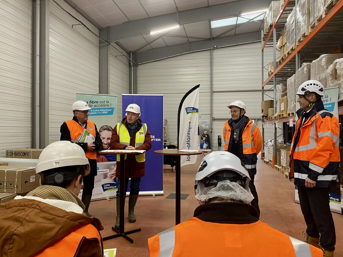 Michel_MENARD's tweet photo. L'objectif 100% fibre d’ici 2025 en #LoireAtlantique est en bonne voie. Point d’étape ce matin à #Vertou :
📊 75% du déploiement est réalisé,
📶 242 000 lignes sont maintenant éligibles à la fibre optique,
🌐 146 communes de notre département sont couvertes (hors agglomérations). https://t.co/5JEGULZOe0