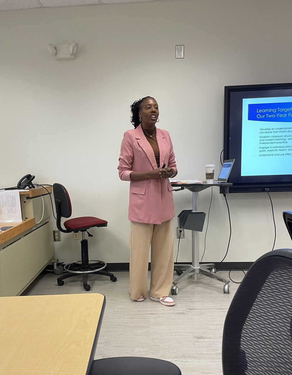 sweetsingletons's tweet photo. Nicole is the bomb! She makes learning so fun! @GrowingRdrsGA @GOSA_GA #gagrowsreaders 📚 https://t.co/hYcpdh9gkd
