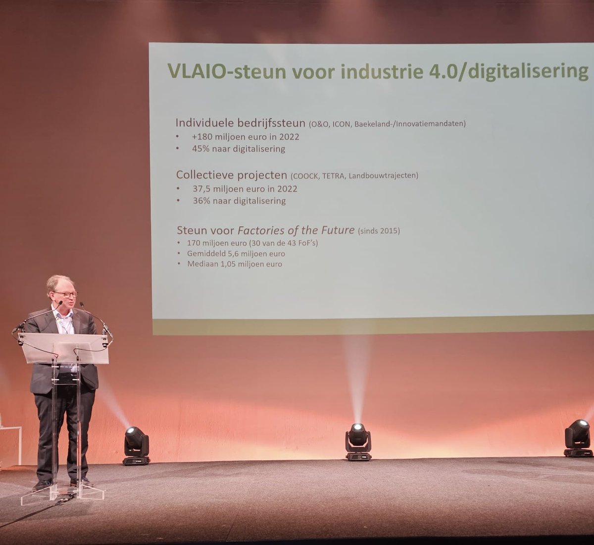 AndriesMark's tweet photo. Welkom en proficiat aan de nieuwe Factories of The Future. Van alle bedrijven die sinds 2015 dit traject met succes doorlopen, zijn 70% innovatieklanten van @VLAIO_be. Ze zijn dus koplopers in onderzoek, ontwikkeling, productiviteit en duurzaamheid.
#FactoriesoftheFuture https://t.co/xzGL0SnVTk