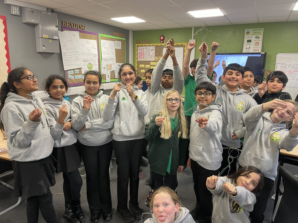 Gade_WPA's tweet photo. We really enjoyed using wire today in art to create human form sculptures! We will be recreating the Evolution of Human stages with them for our Waterside Way Display! #WatersideArt #WatersideHistory #WatersideScience https://t.co/XXDqdu0Pbo