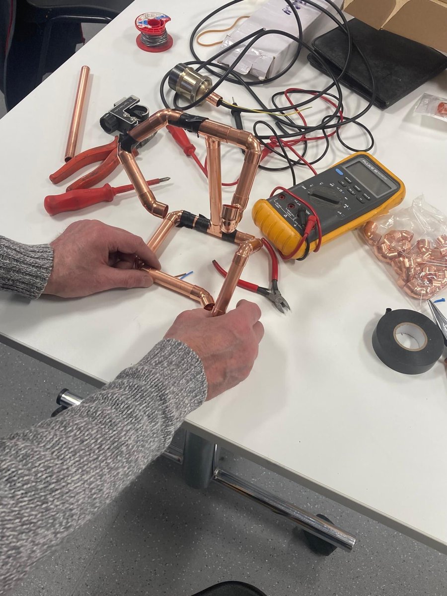 Scioból na bhFear san Ionad ar maidin. ⚡️ 👍 Busy at the Men's Shed this morning. 😁 💡 kieran@ionadnafuiseoige.com or 02890620373 for more info. #scioból #gaeilge #ionadnafuiseoige #BéalFeirste #lasercutter