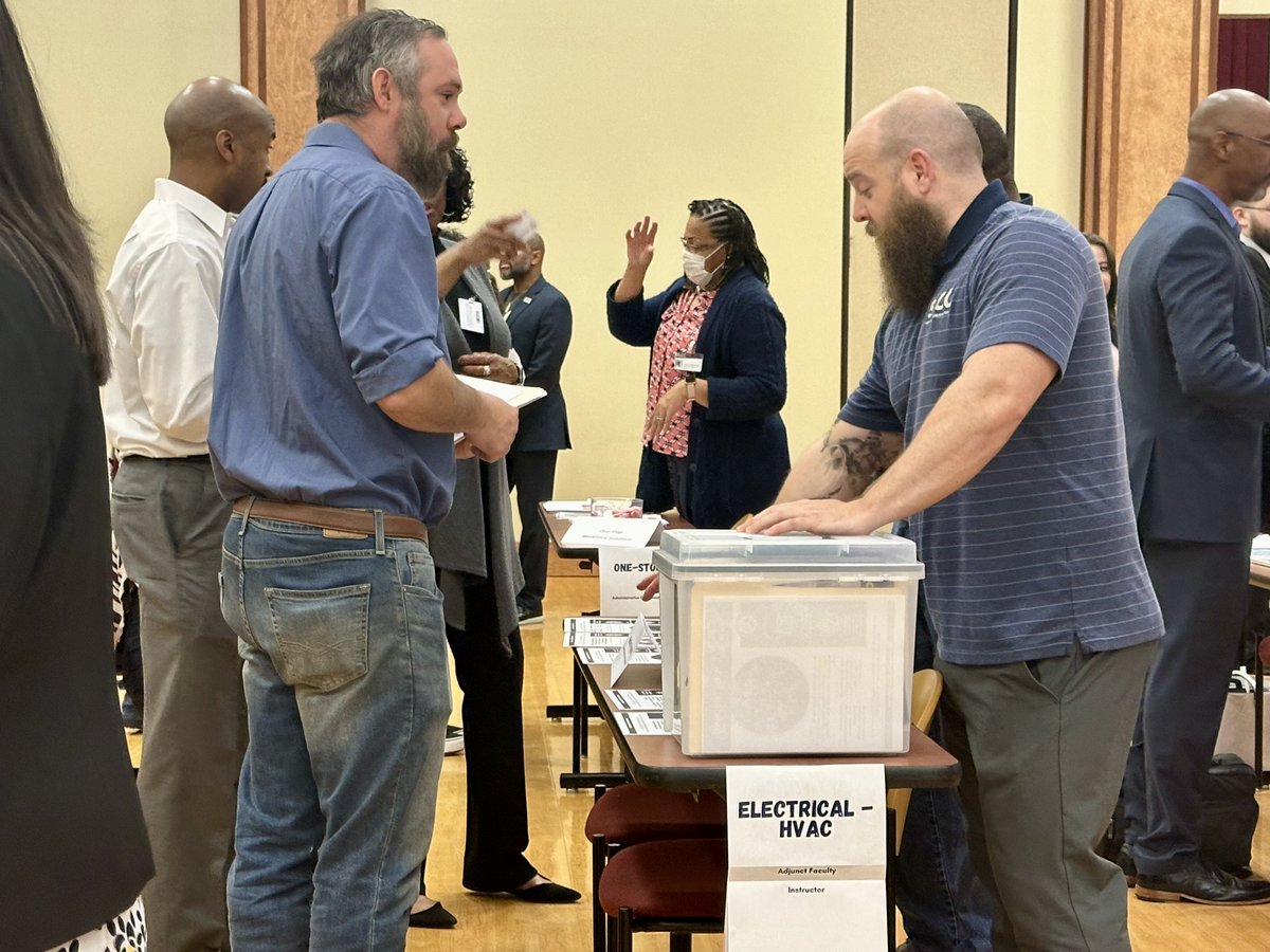 solaccofficial's tweet photo. 🔥We had an incredible turnout at our Hiring Event last week, with over 100 eager job seekers and representatives from nearly 20 departments and programs! Thank you to all who participated! 🎉
#TeamSLCC #EverydayExcellence https://t.co/o9p8WLnou4