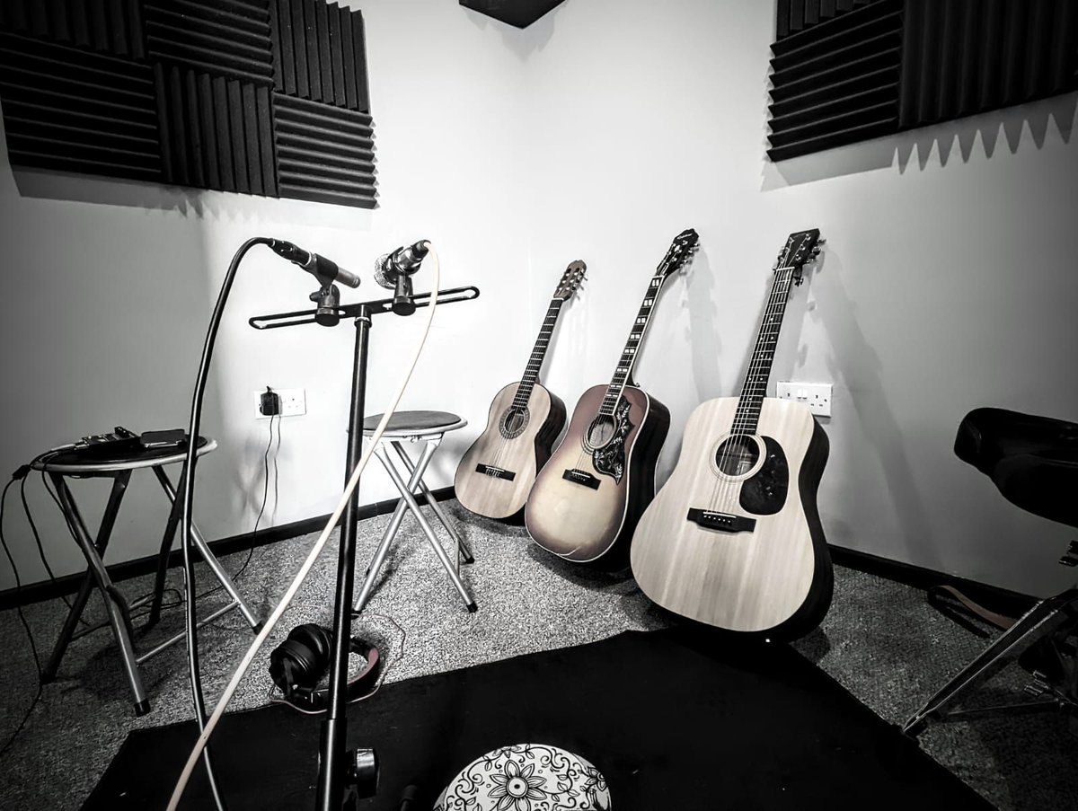 We're currently in the process of capturing some acoustic guitar sounds for an upcoming EP production!

#sigmaguitars #sigma #martinguitars #sigmaacoustic #epiphone #epiphoneacoustic