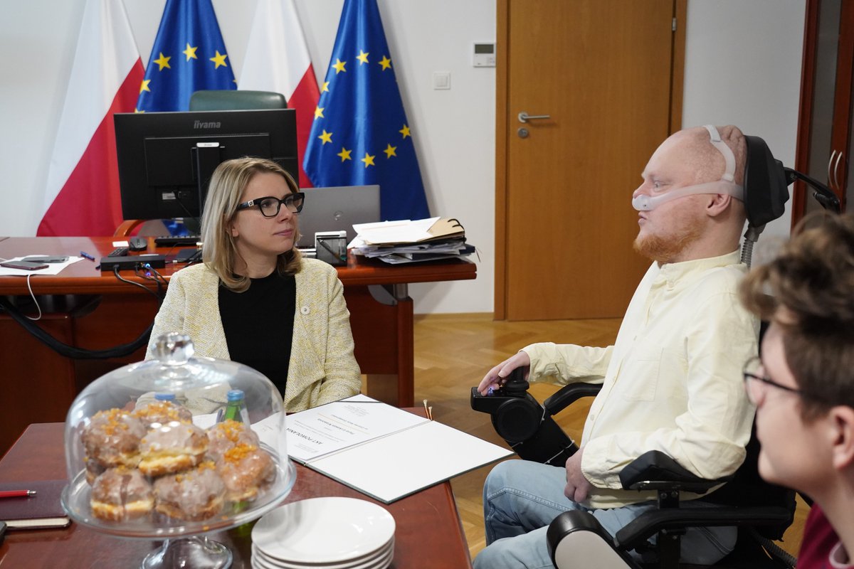 🤝 Spotkanie wiceministry @Moni_Sikora z wiceministrem #MRPiPS @LukaszKrason to nie tylko rozmowa, to także szansa na współpracę. Wiceszefowa #MFiPR rozmawiała z Pełnomocnikiem Rządu ds. Osób Niepełnosprawnych o przyjaznej Polsce bez barier. #Dostępność #DostępnośćPlus…