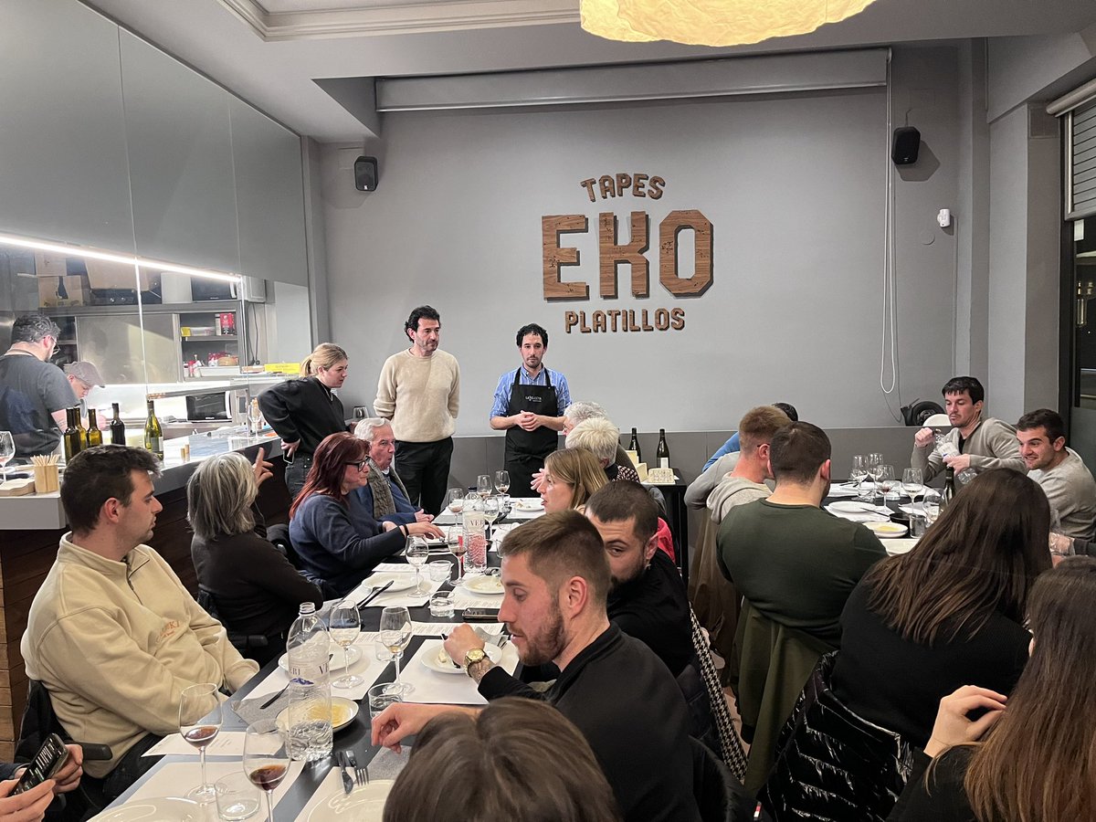 LaSelecta_'s tweet image. Dimecres de tast, #formatges i #vins al #eko Olot, tot dirigit per el @jaumejorda i el Guillem de @LaSelecta_
