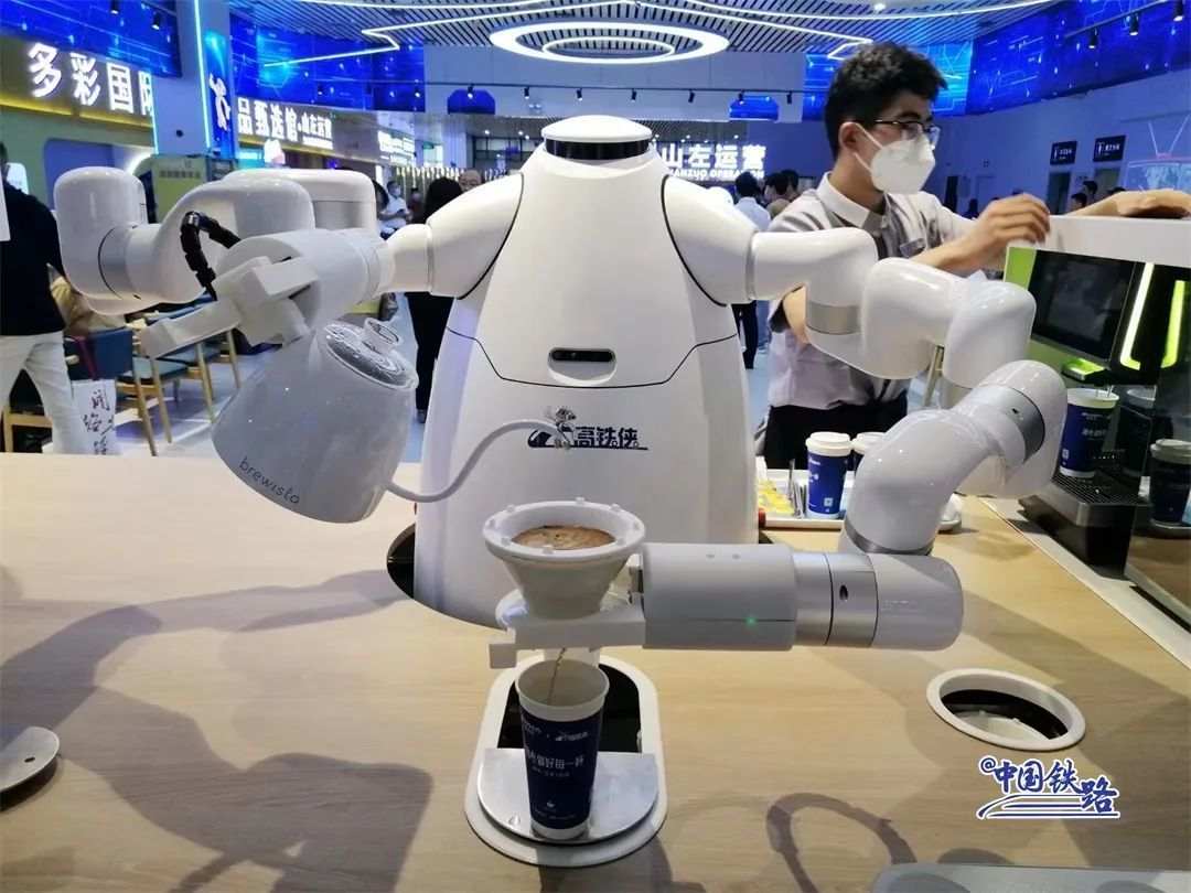 Jiascinating's tweet image. #Hightech devices enhance #SpringFestival travel: #Smartrobots guide, answer queries, lift heavy items. #Mobilechargingbots use unmanned tech, charge 4 - 5 vehicles. #Autocookingbots make beef noodles in 48 secs; dishes served in 5 mins. #technology #innovation🤩