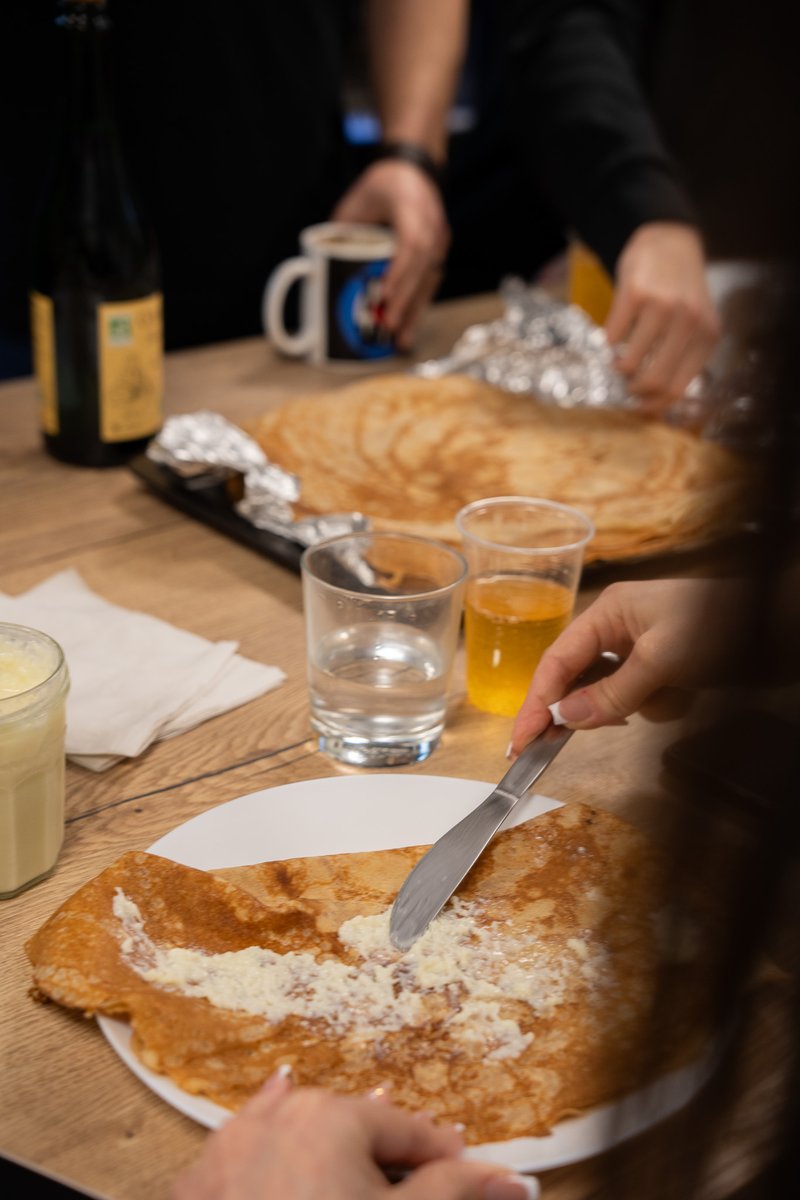 MobiappsFR's tweet photo. 📸 Pris en flagrant délit de gourmandise pour notre équipe Nantaise à l'occasion de la Chandeleur ! 🥞🍾
Moment de partage et de convivialité tout en légèreté et en pâte à tartiner ! 😋🍫 https://t.co/eq3gd16Qns