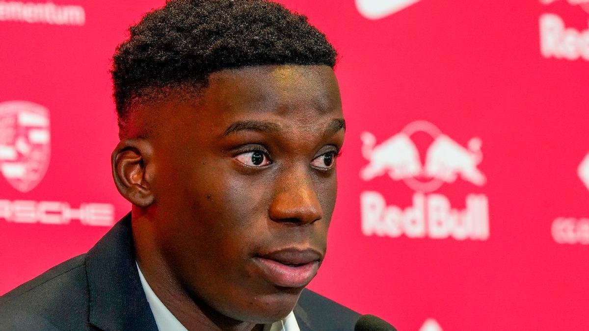BarcaUniversal's tweet photo. Ilaix Moriba during his presentation at Getafe: "I have made mistakes in my life. I have a great love for Barça, the club of my life. I made mistakes in the past and now I'm at a point where I want everyone to see the player they once saw." https://t.co/1OdlGtCWPv